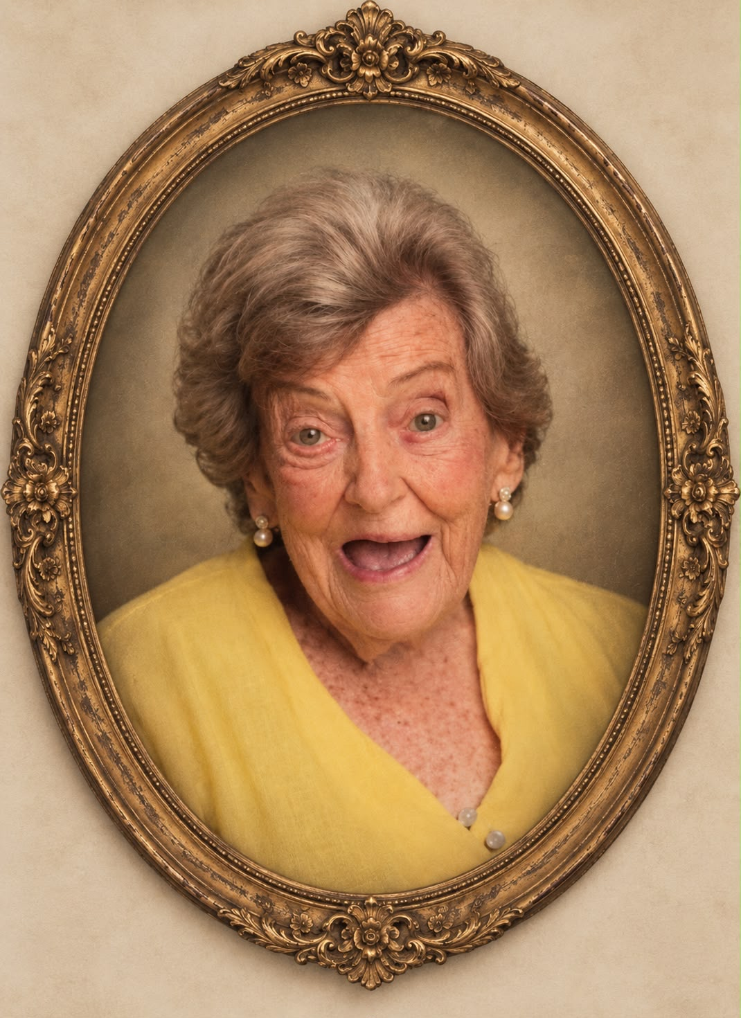 Teleri Hughes sonriendo en un marco antiguo